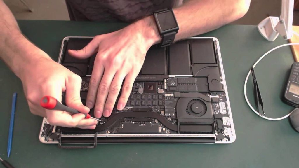 MacBook: Замена шлейфа и матрицы