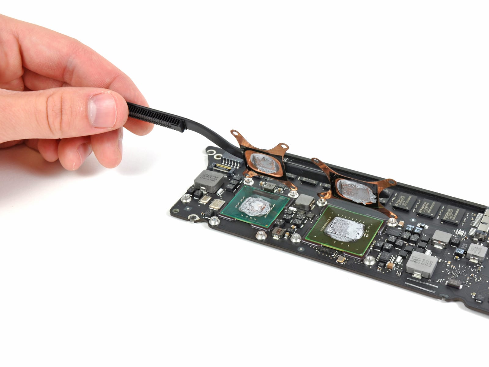 Чистка и замена термопасты на MacBook в Харькове